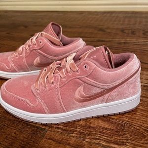 Air Jordan 1 Low “Pink Velvet” sneakers